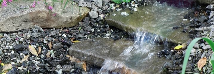 Wasser fließt über Steine hinunter