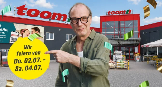 Ein Mensch wirbt für eine Feier in einem Baumarkt vom 02. bis 04. Juli.