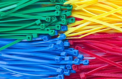 Löcher in Kunststoff reparieren Bunte Kabelbinder