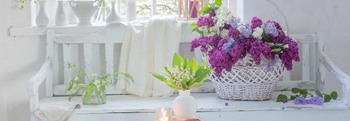 Blumenstrauß in Korb auf Bank