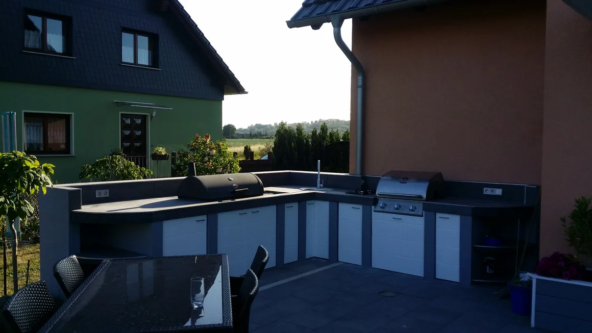 Außenküche mit zwei Grills