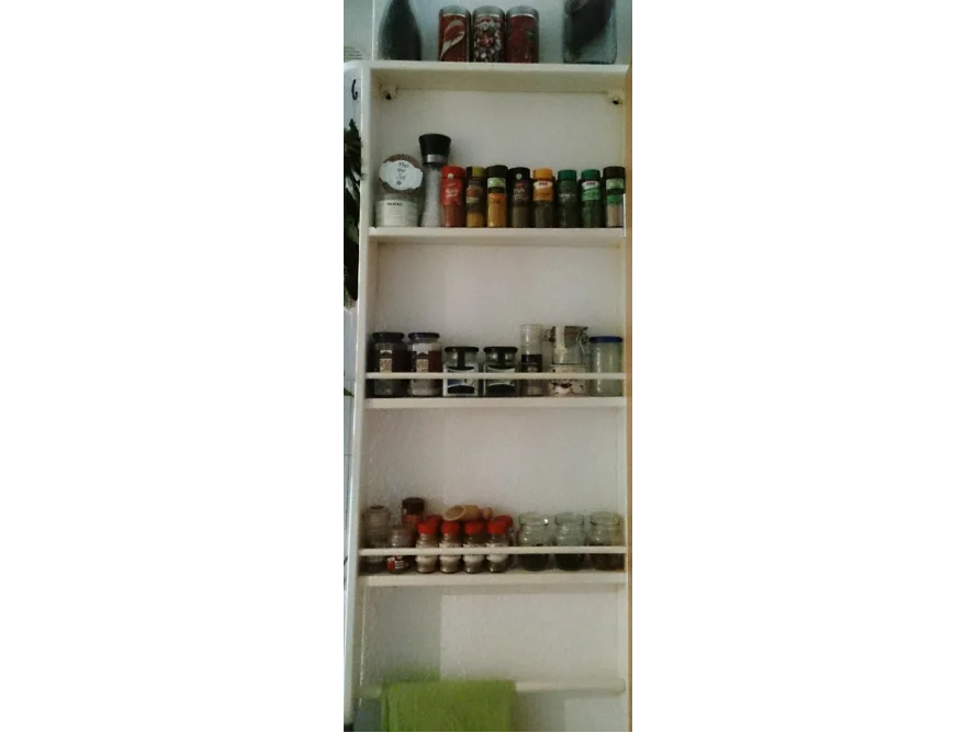 Gewürzregal mit Gläsern