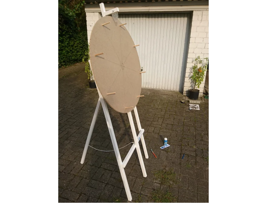 Leere Glücksrad auf einer Staffelei