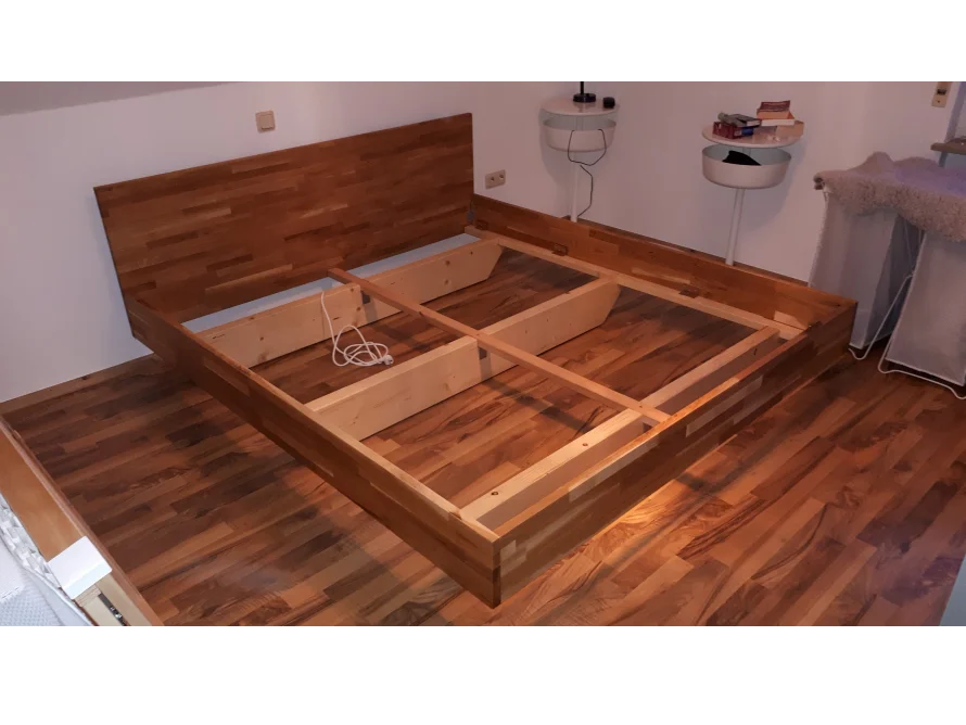 Unfertiges Bettgestell aus Holz