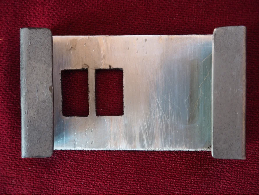 Metallteil mit zwei Aussparungen