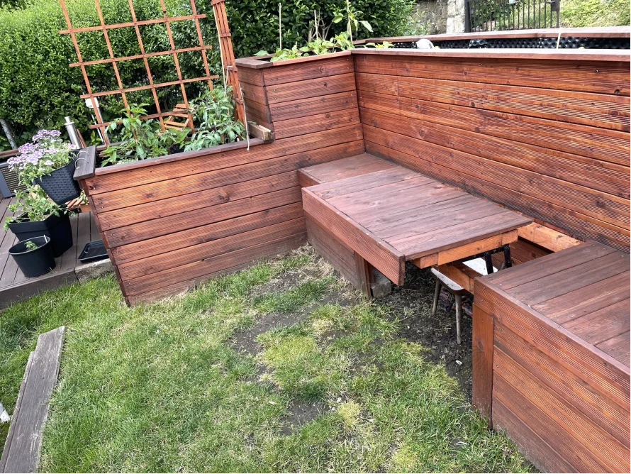 Gartenbank mit Tisch und Hochbeet