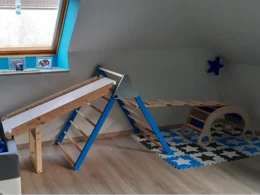 Hölzernes Klettergerüst mit Rutsche