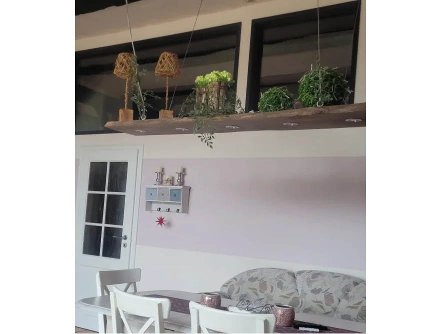 Rustikales Regal mit Deko über Esstisch