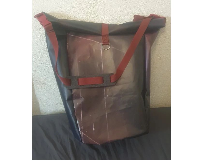 Schwarze und rote Tragetasche