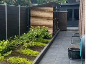 Gartenweg mit Hochbeet und Schuppen