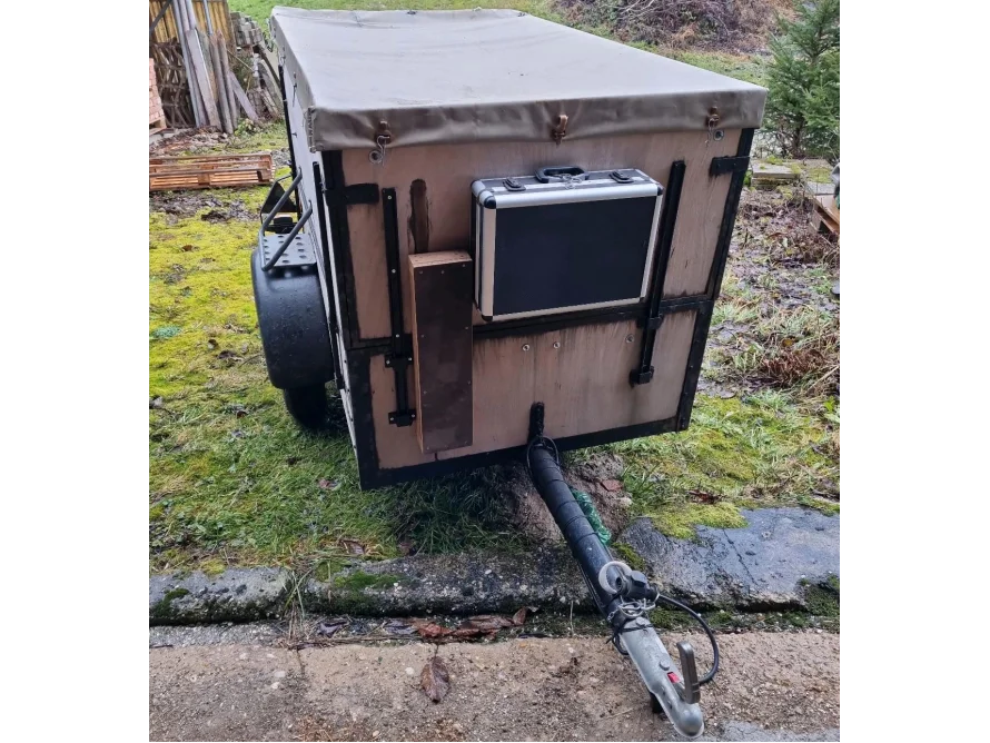 Kleiner Anhänger mit Plane