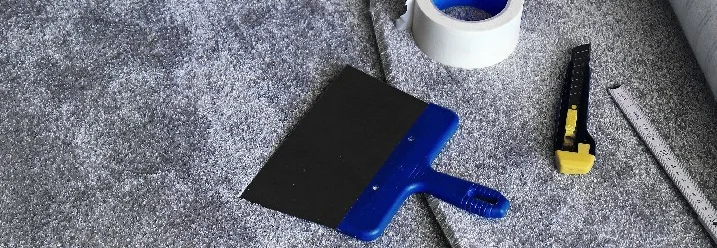 Werkzeug und Teppichboden