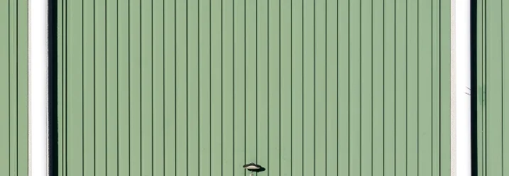 Geschlossenes Garagentor aus Metall