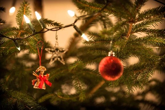 Geschmückter Weihnachtsbaum mit Lichtern