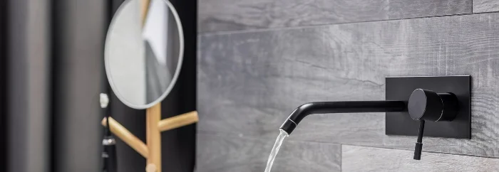 Wasserhahn mit Wasserstrahl im Waschbecken