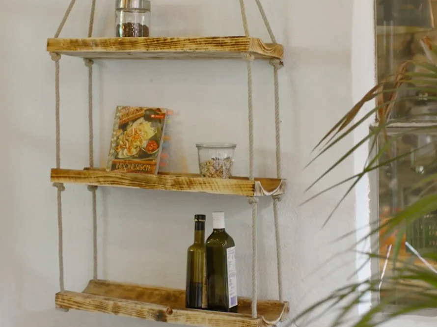 Rustikales Hängeregal mit drei Ebenen