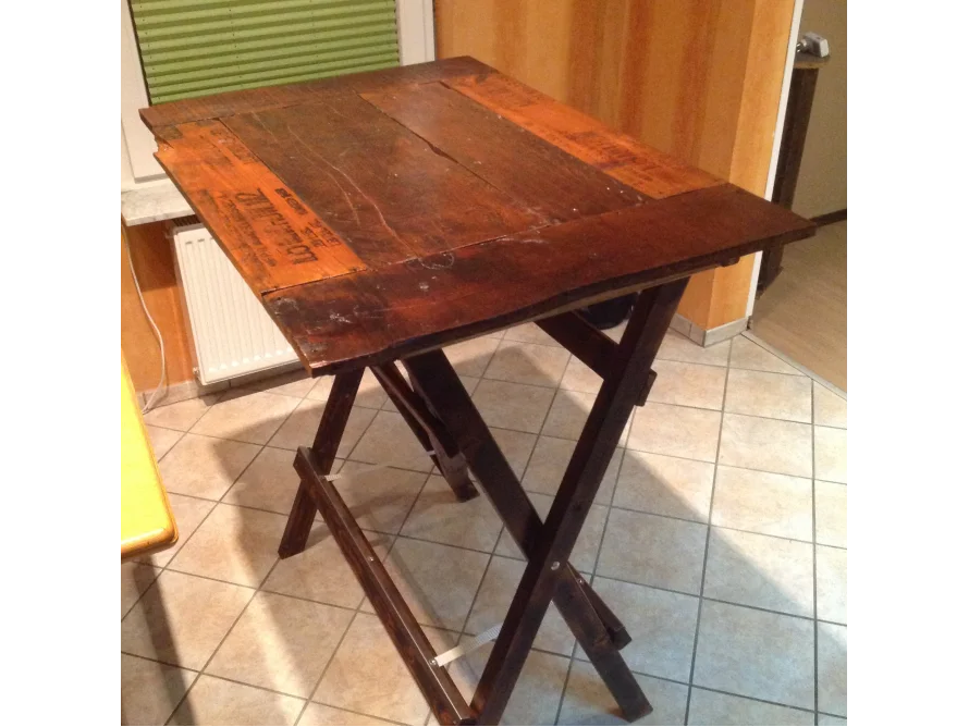 Klappbarer Holztisch mit verwitterter Oberfläche