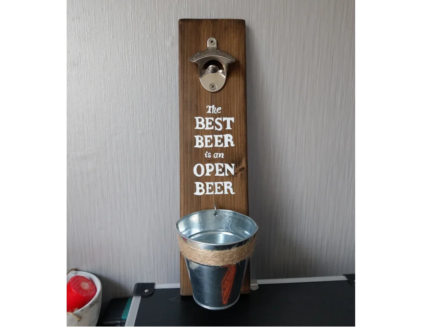 Flaschenöffner aus Holz mit Metalleimer