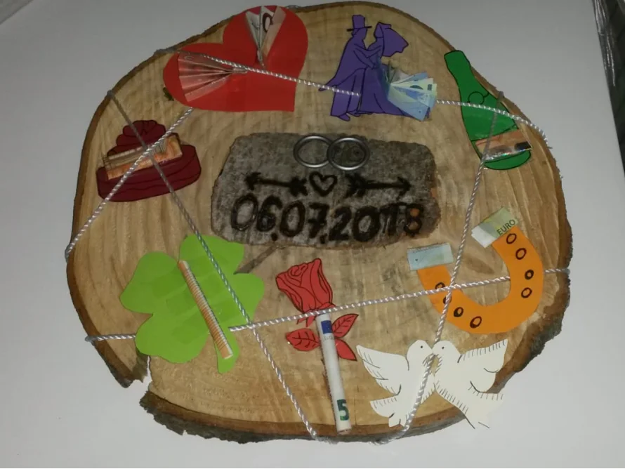 Hochzeitsscheibe aus Holz mit Dekorationen