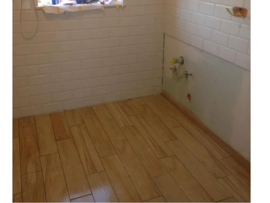 Holzoptikfliesen in einem Badezimmer