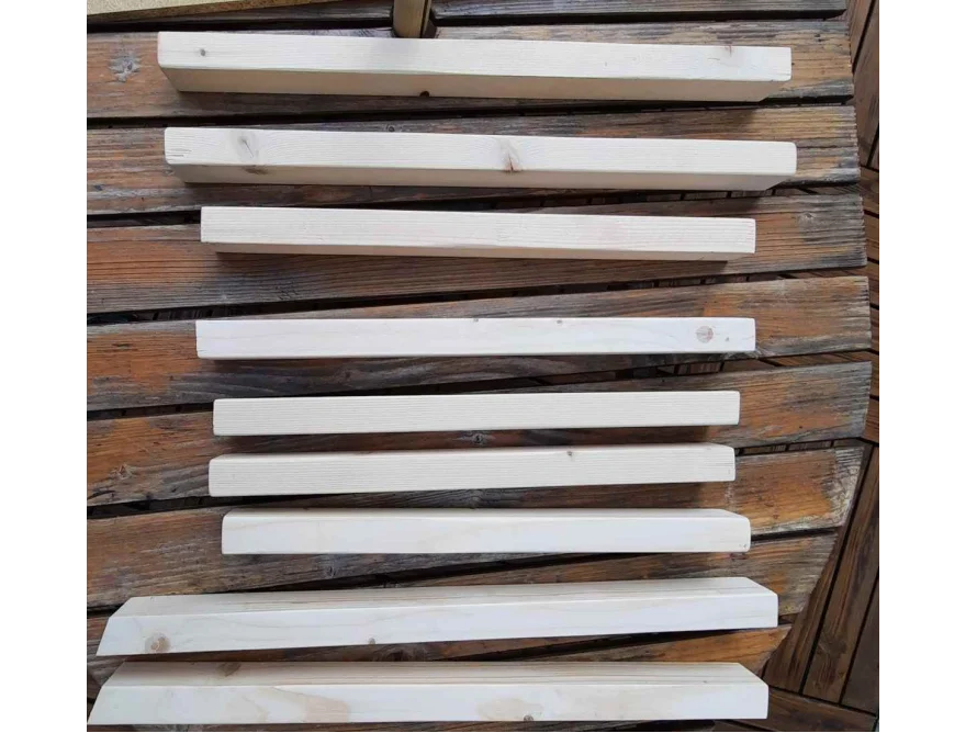 Acht aufgeschichtete Holzlatten