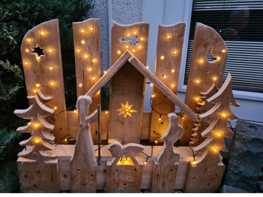 Holzkrippe mit Beleuchtung