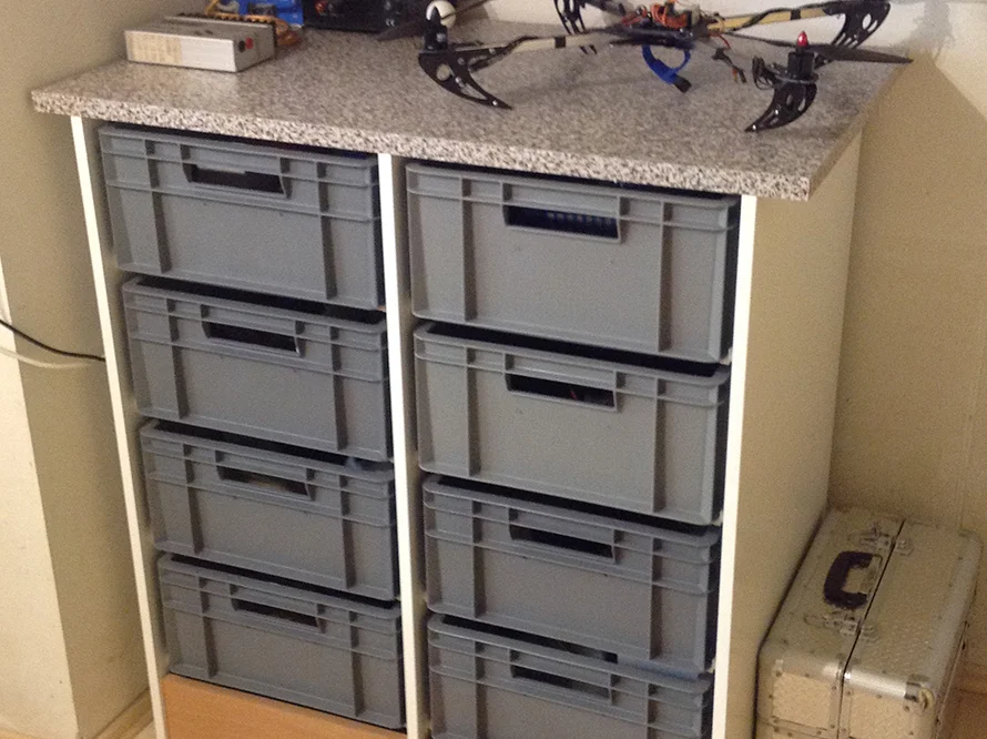 Werkbank mit grauen Plastikboxen