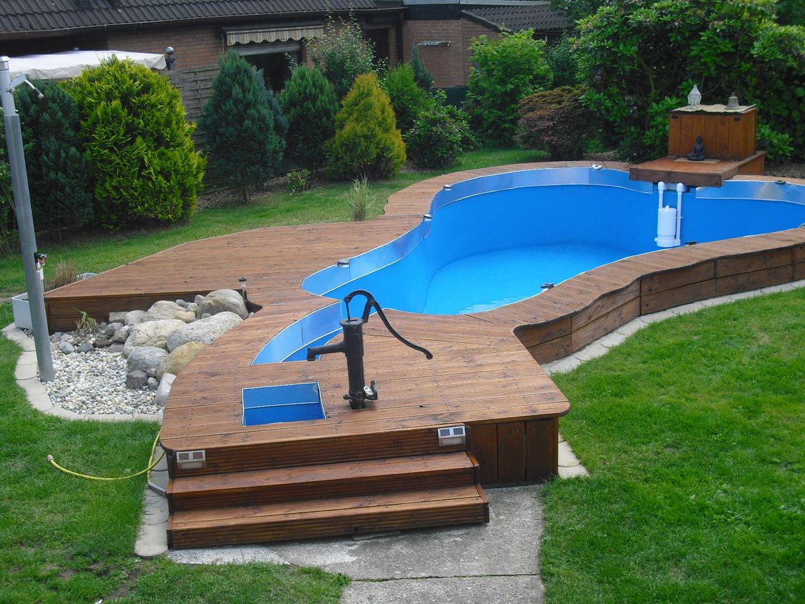 Blauer Gartenpool mit Holzterrasse
