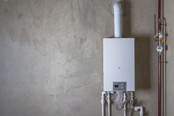 Gastherme an Betonwand