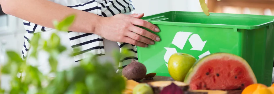 Person hält eine grüne Biotonne