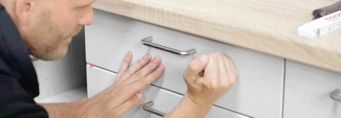 Person montiert Schublade.