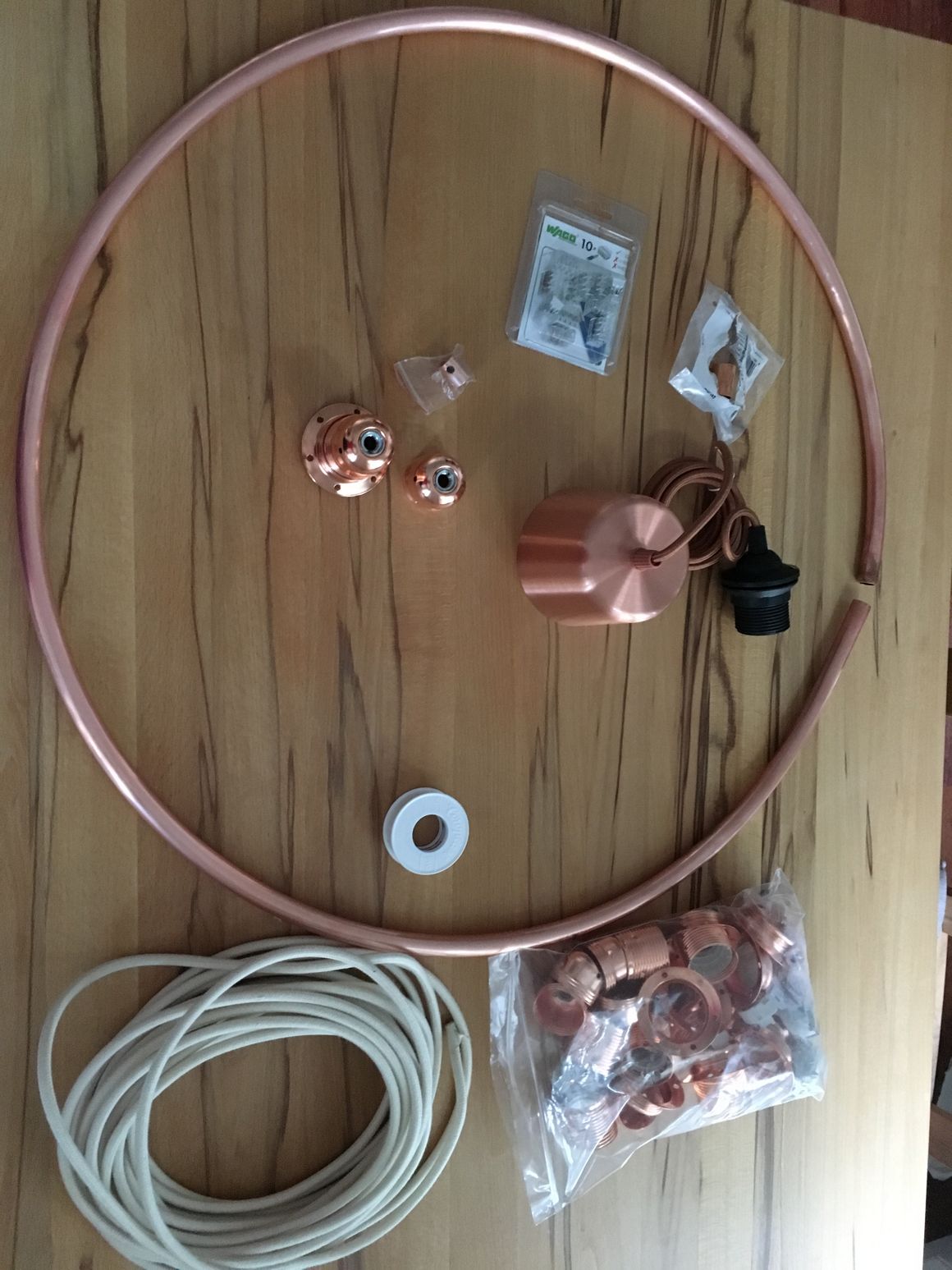 Kupferrohr, Kabel und Lampenteile auf einem Tisch