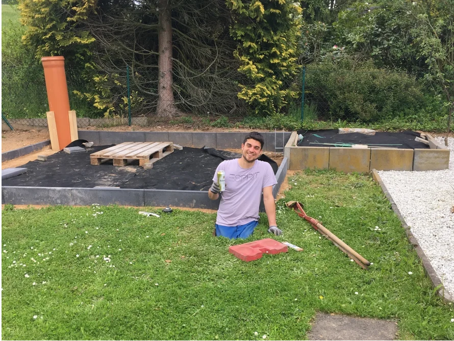 Person beim Bau eines Hochbeets