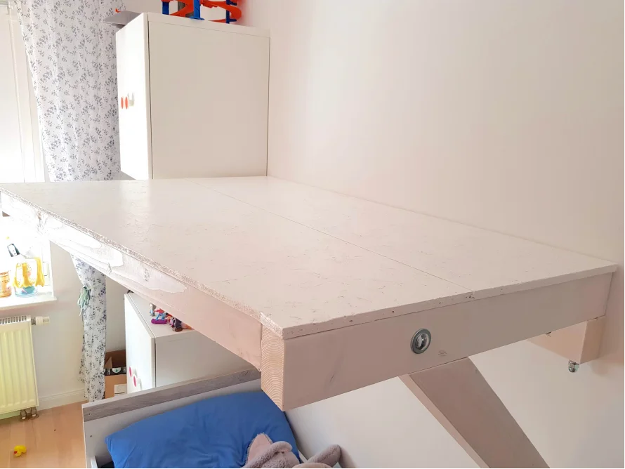 Weißes Hochbett aus Holz