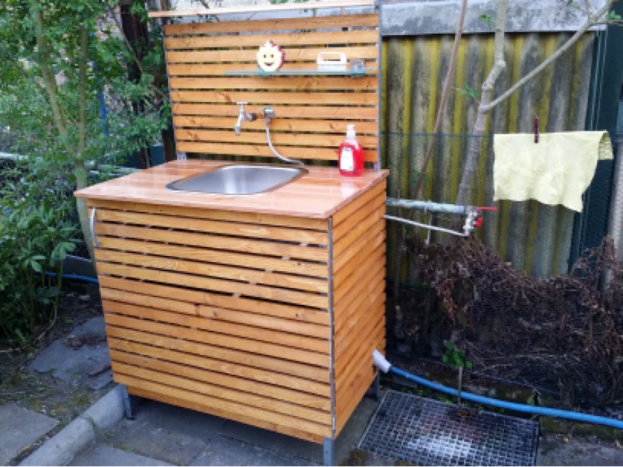 Gartenspüle aus Holz