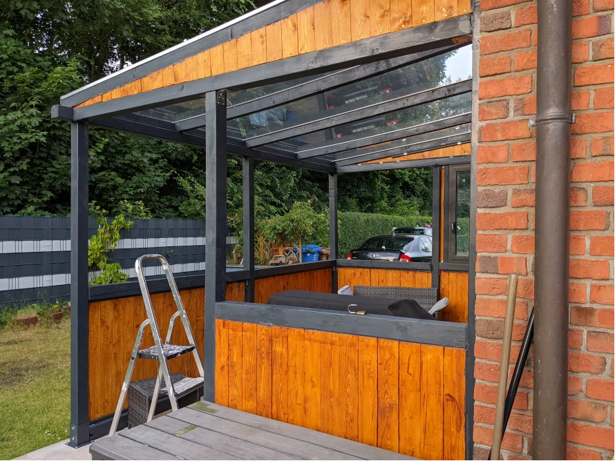 Gartenüberdachung aus Holz mit Plexiglas