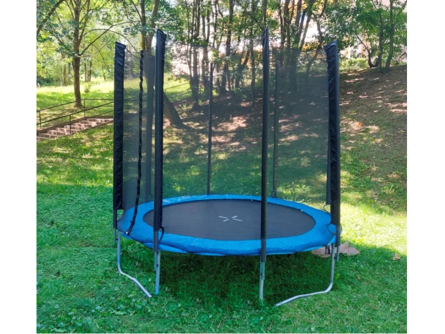 Blaues Trampolin im Garten