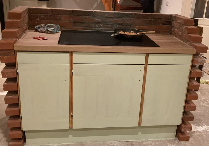 Unfertige Küchenzeile mit Ziegelsteinen