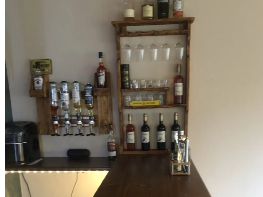 Rustikales Regal mit Spirituosen