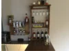 Rustikales Regal mit Spirituosen