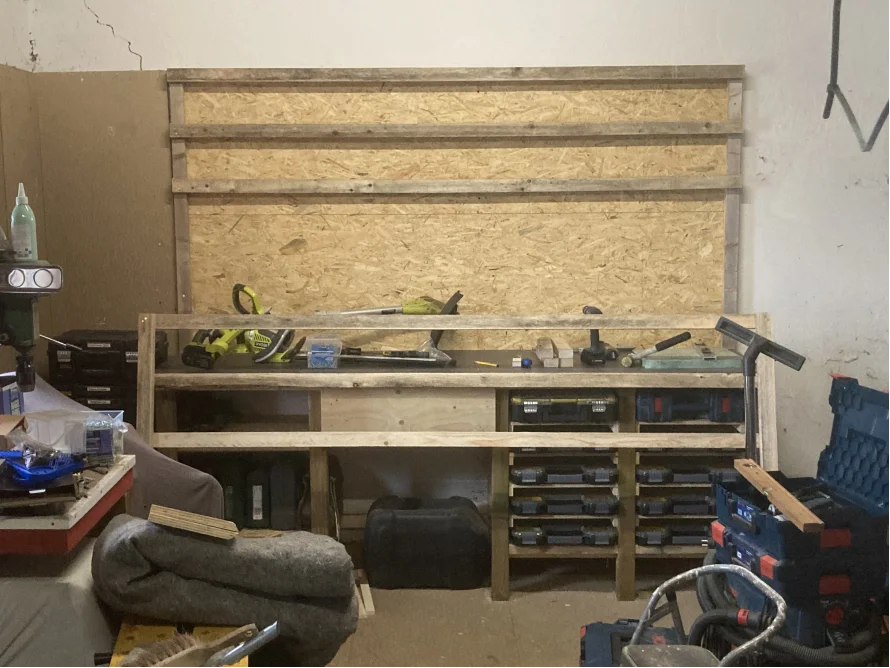 Unfertige Werkbank in einer Werkstatt