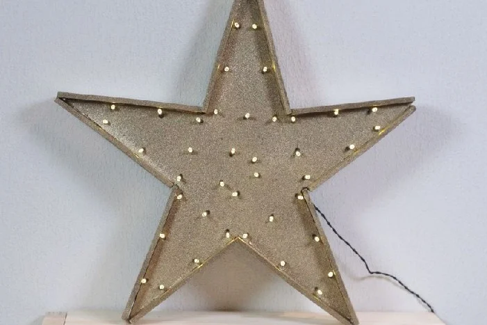 Goldener Leuchtstern mit Lichtern