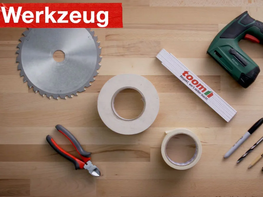 Werkzeuge auf Holztisch