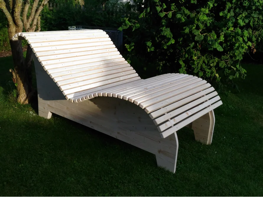 Holzliege auf dem Rasen