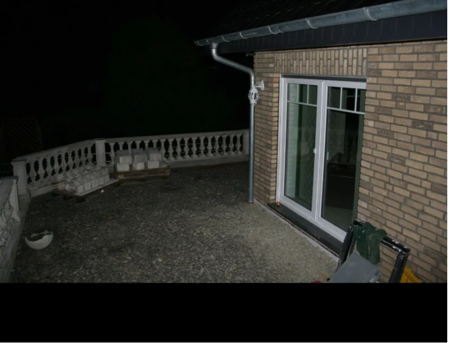 Terrasse mit Steingeländer bei Nacht