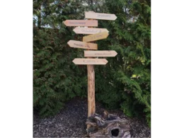 Ein hölzerner Wegweiser mit mehreren Schildern