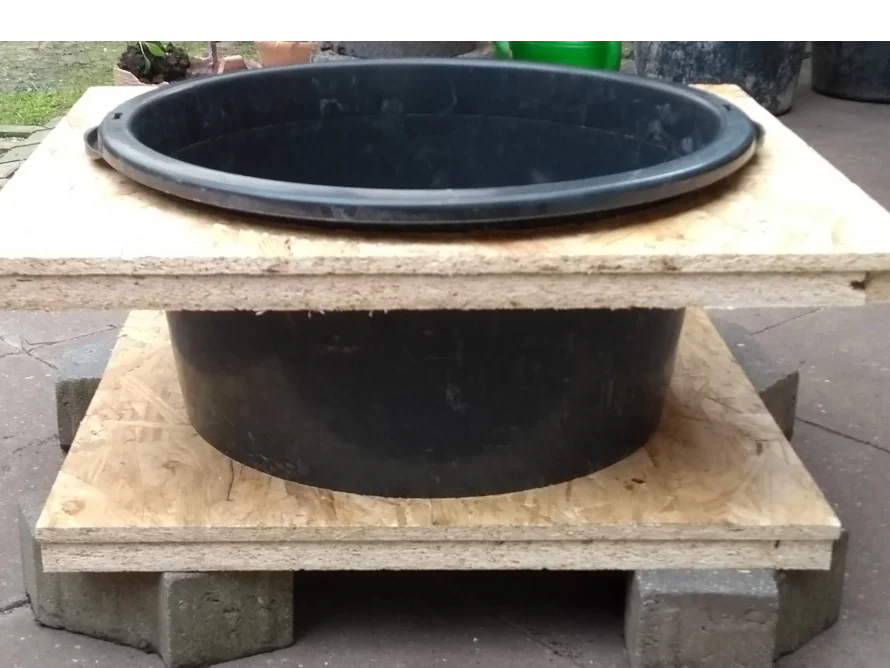 Zwei übereinandergestellte schwarze Bottiche