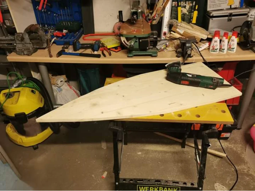 Holzbrett und Schleifgerät auf Werkbank