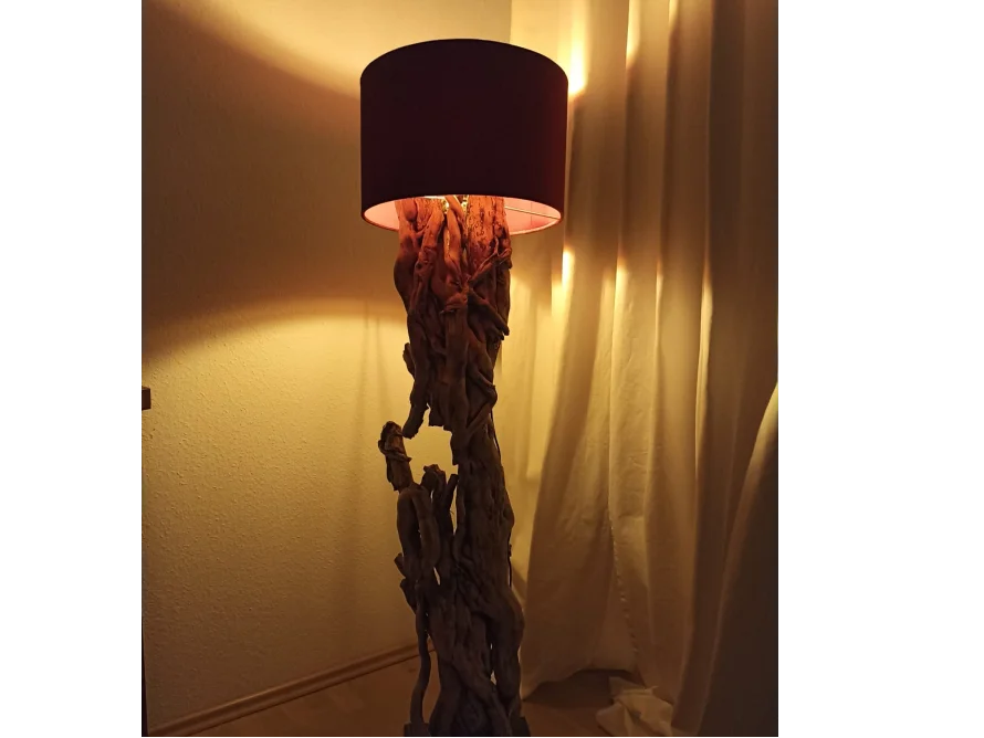 Stehlampe aus Treibholz mit Lampenschirm