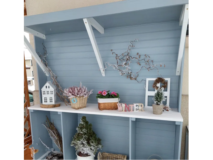 Blaues Holzregal mit Winterdeko